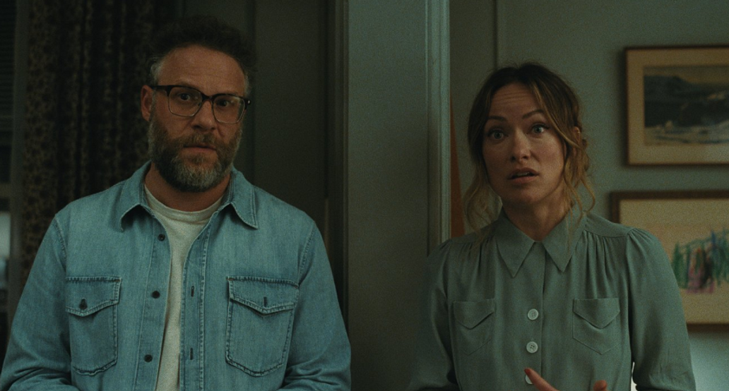 Olivia Wildeová jako Angela a Seth Rogen v roli Joea ve filmu Pozvání (2026).