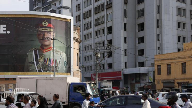 Šéf pákistánské armády Ásim Munír na billboardu v Karáčí.