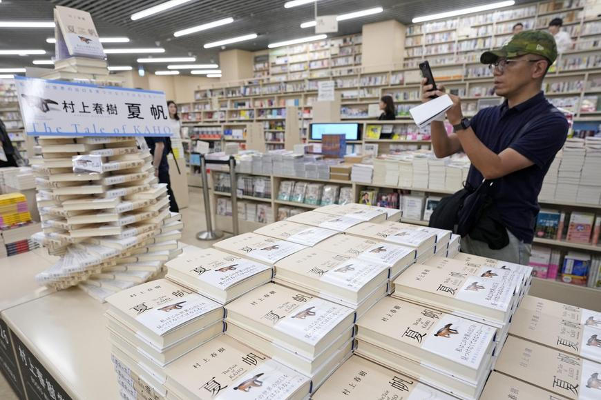 Haruki Murakami vydal v Japonsku svůj nový román. Poprvé má hlavní ženskou hrdinku