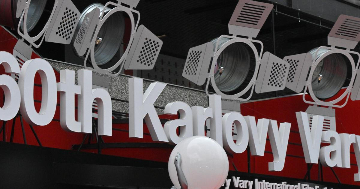 V Karlových Varech začíná filmový festival. Představí znělku, cenu dostane Hoffman