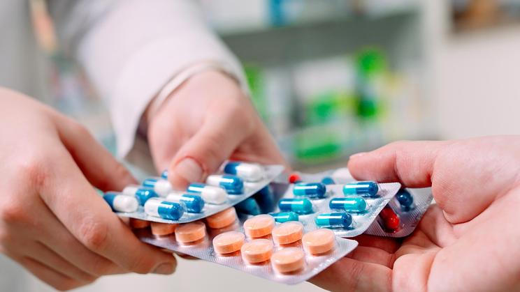 Close,Up,Of,A,Girl,Hands,Buying,Pills,In,A