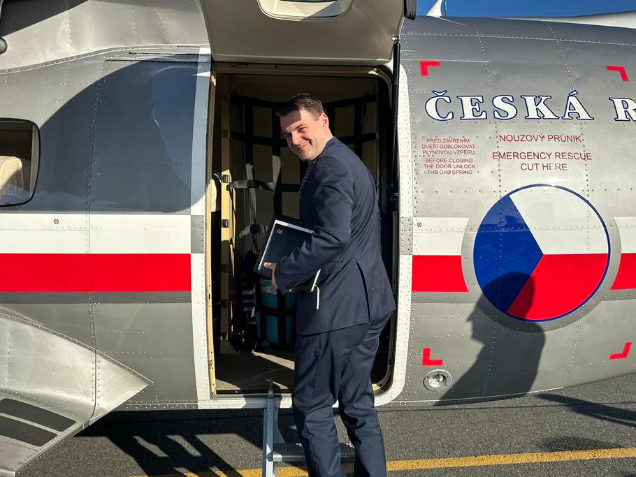 Ministr zahraničí Petr Macinka nastupuje do malého letadla L 410, kterým letěl v pátek ráno do Maďarska.