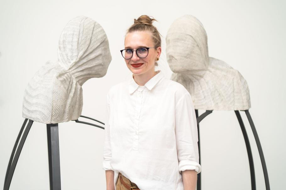 Sochařka Dana Bartoníčková na výstavě Fragmenty dne, světla noci, která v současné době probíhá v pražské Trafo Gallery.