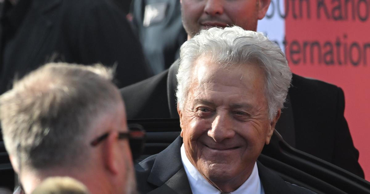 Dustin Hoffman je ve Varech, trpělivě se podepisoval fanouškům, převezme cenu