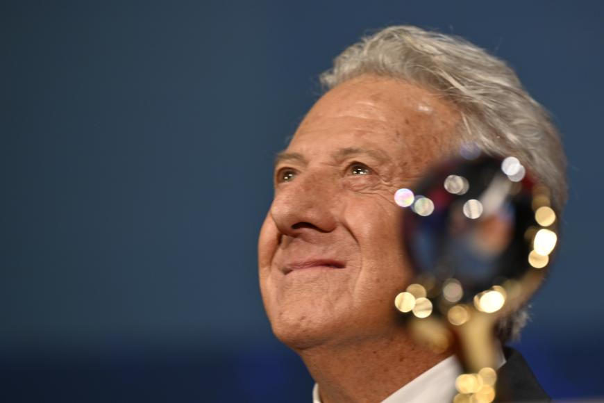Festival ve Varech začíná, Dustin Hoffman převzal Křišťálový glóbus