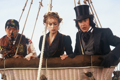 Jackie Chan, Cécile de France a Steve Coogan ve filmu Cesta kolem světa za 80 dní (2004).