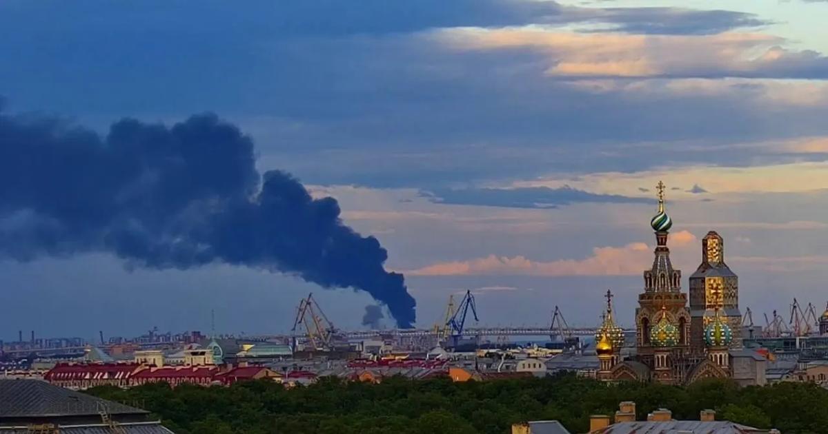 VIDEO: Ukrajinci udeřili na Petrohrad, zasáhli přístav. Hoří ropný terminál