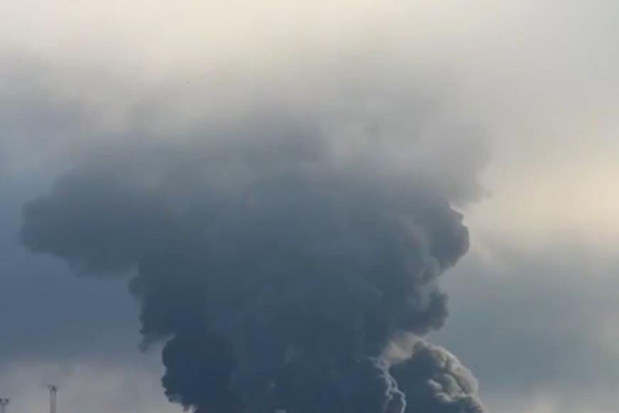 VIDEO: Ukrajinci udeřili na Petrohrad, zasáhli přístav. Hoří ropný terminál