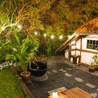 Villa Tola dnes nefunguje jako běžná umělecká rezidence. Především je to jeho domov, který otevírá lidem, jejichž práci sleduje nebo kteří přicházejí na doporučení jeho známých.