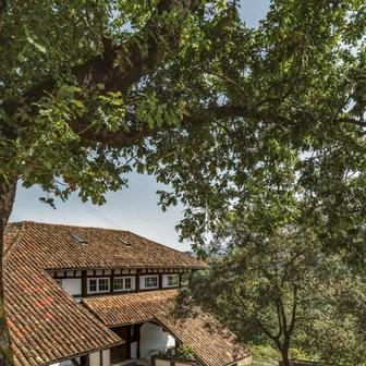 Přestěhovala se kuchyň, změnila dispozice pokojů, vznikly nové rozvody elektřiny, vody i vytápění a postupně se řešily další problémy, které se objevovaly až během stavebních prací.