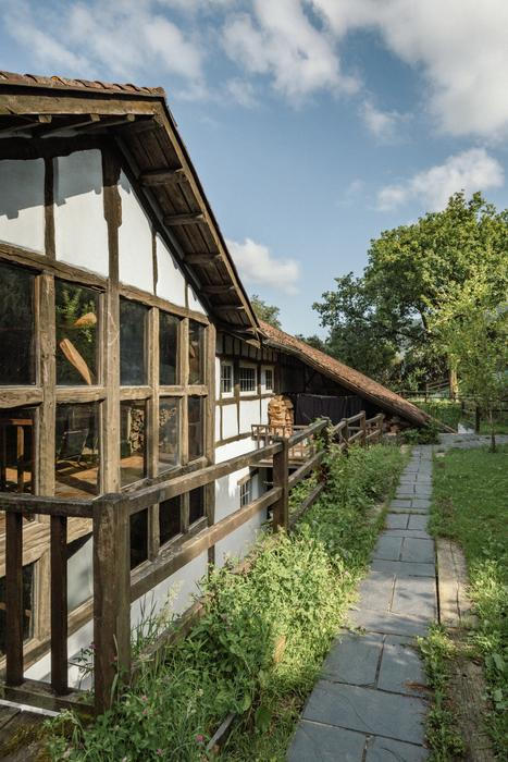 Když fotograf a kreativní ředitel Tas Careaga poprvé vstoupil do staré vily nedaleko španělského Bilbaa, bylo jasné, že ji čeká náročná rekonstrukce. 