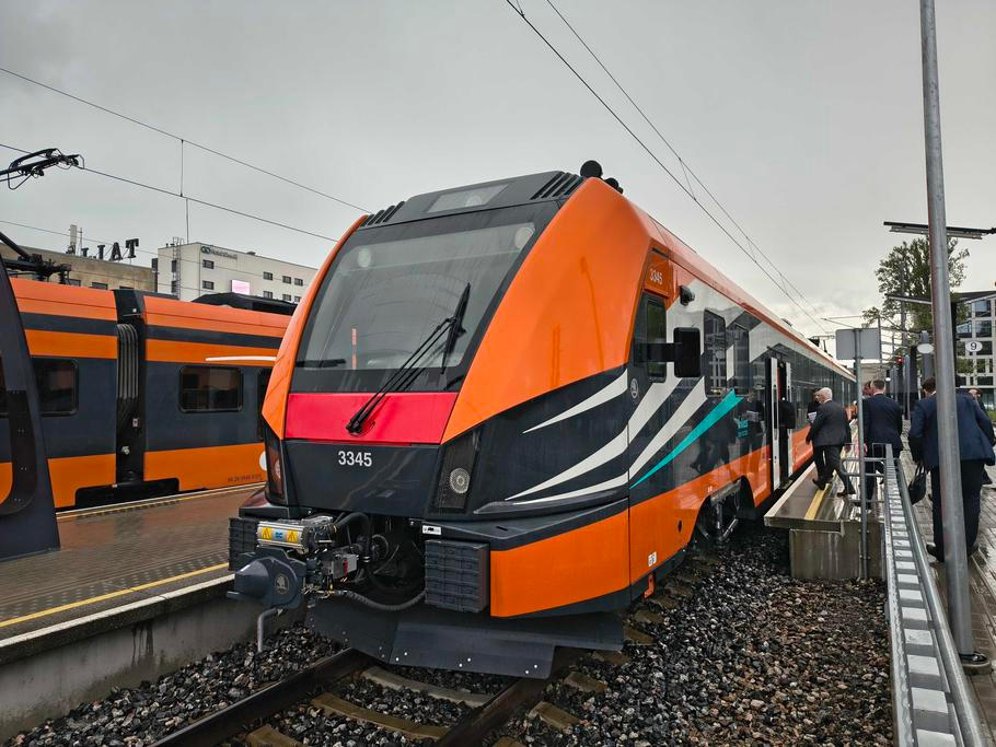 V okolí estonského hlavního města Tallinn bude jezdit celkem šestnáct těchto moderních jednotek. Provozuje je dopravce Elron. 27. května 2026, nádraží Baltijaam v Tallinnu.