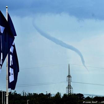 26. 6. 2020 se nad naším územím zdržovala vysoká tlaková níže a nad Prahou vznikla kolem 15:30 obrovská tromba. Patří k největším, jaké Jiří Kouřil viděl a vyfotil.