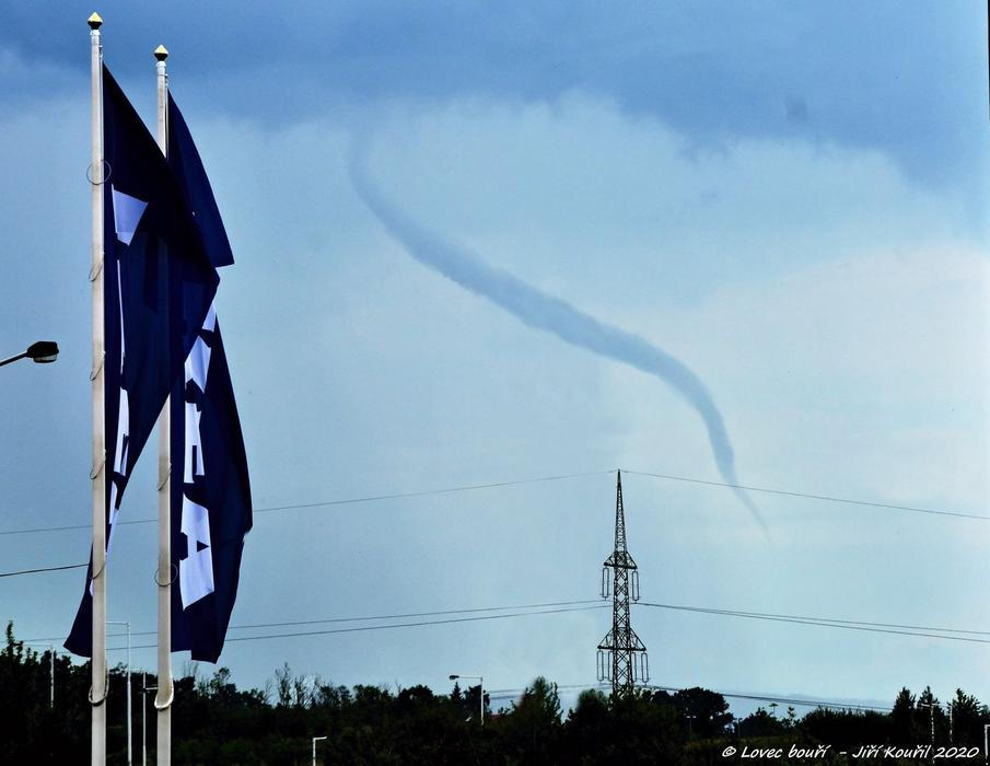 26. 6. 2020 se nad naším územím zdržovala vysoká tlaková níže a nad Prahou vznikla kolem 15:30 obrovská tromba. Patří k největším, jaké Jiří Kouřil viděl a vyfotil.