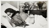 Nickolas Muray: Frida Kahlo ležící na břiše