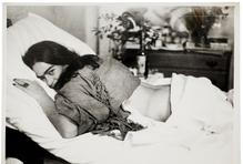 Nickolas Muray: Frida Kahlo ležící na břiše