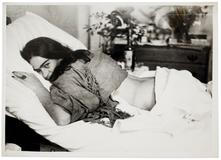 Nickolas Muray: Frida Kahlo ležící na břiše