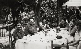 Frida Kahlo a Diego Rivera s přáteli