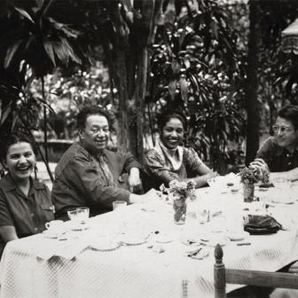 Frida Kahlo a Diego Rivera s přáteli