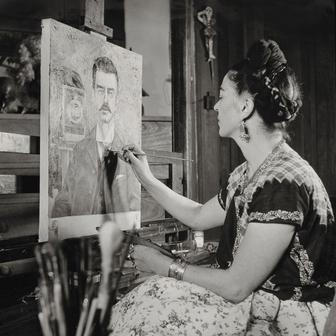 Gisèle Freund: Frida Kahlo maluje portrét svého otce