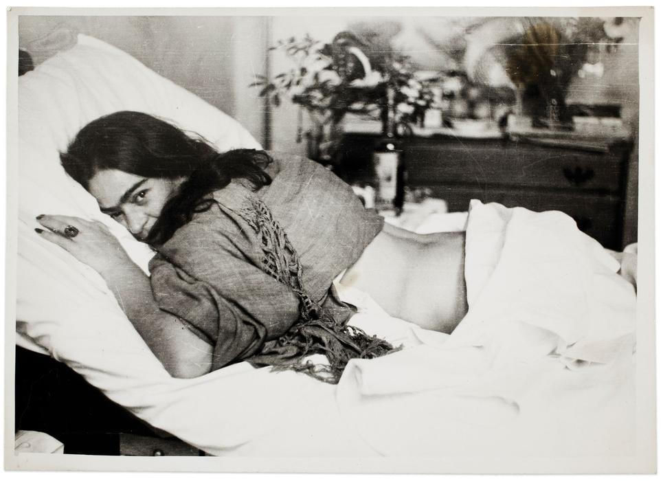 Nickolas Muray: Frida Kahlo ležící na břiše