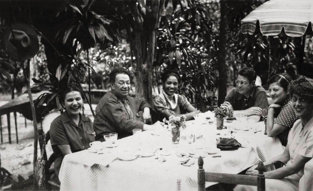 Frida Kahlo a Diego Rivera s přáteli