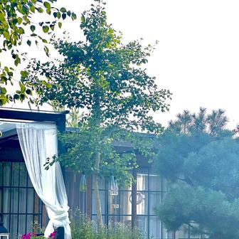 Původně byla kuchyně zcela otevřená, jenže podzimní listí a zimní sníh ukázaly, že některé romantické představy narážejí na realitu. 