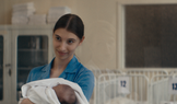 Simona Boledovičová v roli sanitářky Agáty ve filmu Pramen (2026).