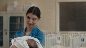 Simona Boledovičová v roli sanitářky Agáty ve filmu Pramen (2026).