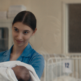 Simona Boledovičová v roli sanitářky Agáty ve filmu Pramen (2026).