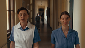 Éva Bandor a Simona Boledovičová ve filmu Pramen (2026).