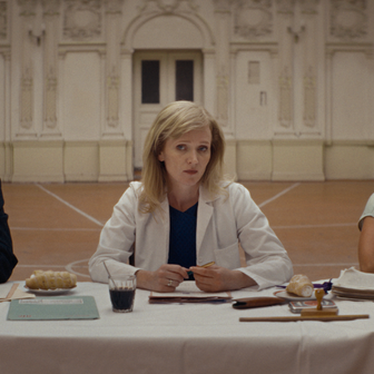 Anna Geislerová ve filmu Pramen (2026) jako gynekoložka Ingrid.
