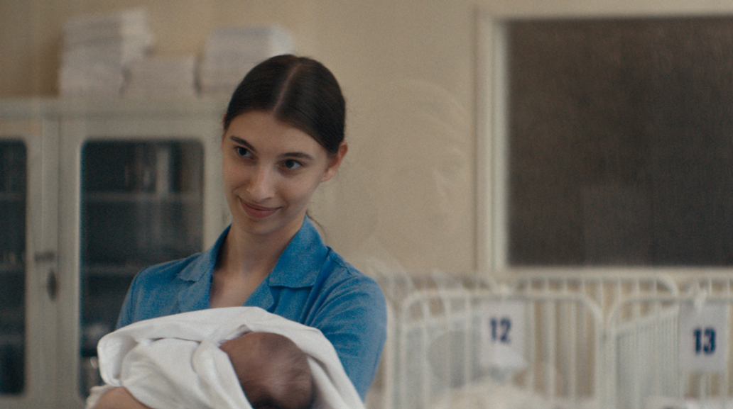 Simona Boledovičová v roli sanitářky Agáty ve filmu Pramen (2026).