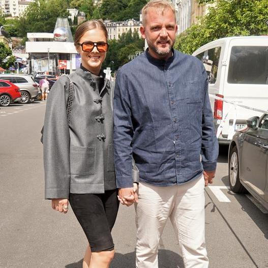 Celebrity na kolonádě a v ulicích Karlových Varů