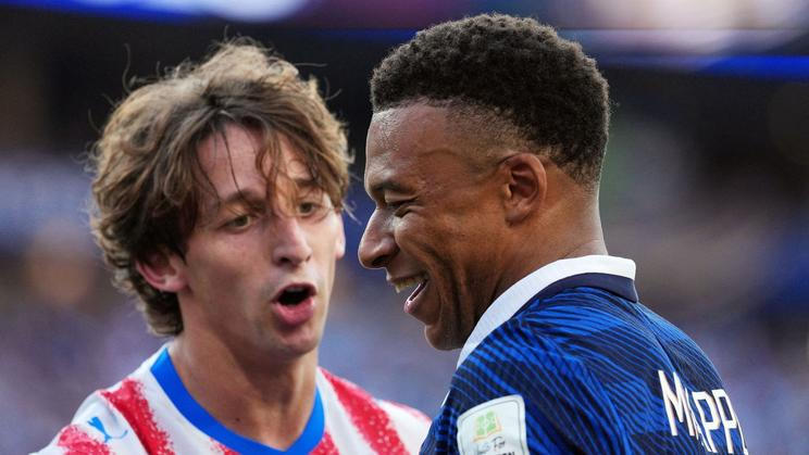 Matías Galarza a Kylian Mbappé v osmifinále MS 2026 Francie - Paraguay