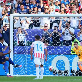 Kylian Mbappé dává gól z penalty v osmifinále MS 2026 Francie - Paraguay