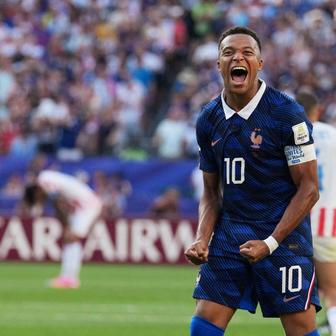 Kylian Mbappé slaví gól z penalty v osmifinále MS 2026 Francie - Paraguay