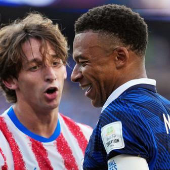 Matías Galarza a Kylian Mbappé v osmifinále MS 2026 Francie - Paraguay