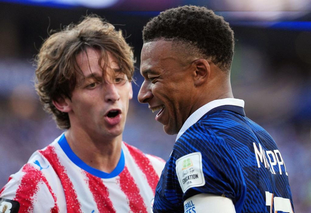 Matías Galarza a Kylian Mbappé v osmifinále MS 2026 Francie - Paraguay