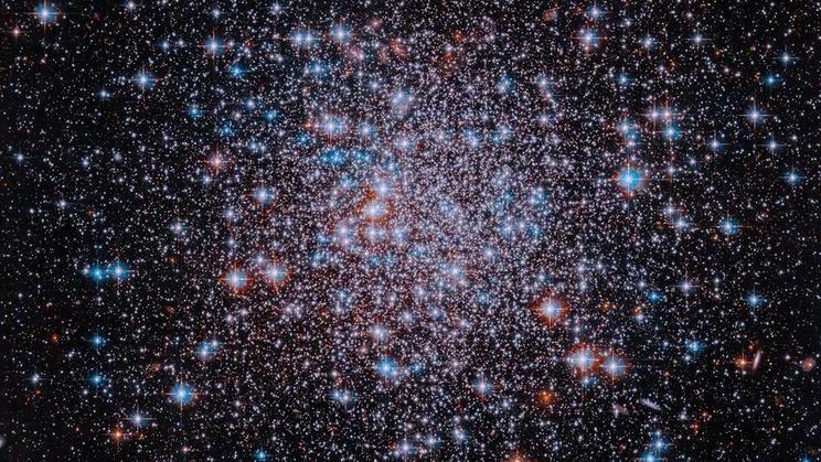 Na fotografii je zachycena kulová hvězdokupa NGC 6426, která se nachází ve vnějším halo Mléčné dráhy. Kulové hvězdokupy představují mimořádně hustá kulovitá seskupení hvězd, která drží pohromadě vlastní gravitace. V naší Galaxii jich astronomové znají přibližně 150.
