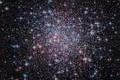 Na fotografii je zachycena kulová hvězdokupa NGC 6426, která se nachází ve vnějším halo Mléčné dráhy. Kulové hvězdokupy představují mimořádně hustá kulovitá seskupení hvězd, která drží pohromadě vlastní gravitace. V naší Galaxii jich astronomové znají přibližně 150.