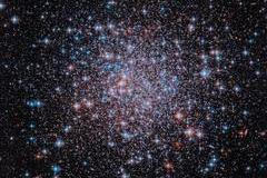 Na fotografii je zachycena kulová hvězdokupa NGC 6426, která se nachází ve vnějším halo Mléčné dráhy. Kulové hvězdokupy představují mimořádně hustá kulovitá seskupení hvězd, která drží pohromadě vlastní gravitace. V naší Galaxii jich astronomové znají přibližně 150.