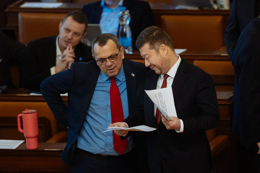 Proč se Okamura sešel se zbrojařem Strnadem? "Jeho" poslanec chce vysvětlení