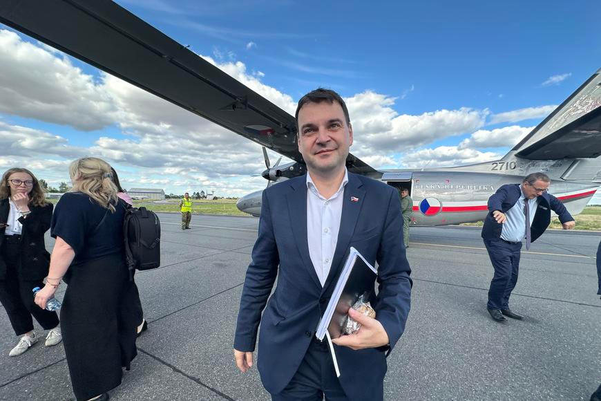 Tak tímto by prezident a premiér na summit NATO letět nechtěli. My to vyzkoušeli s nemocným Macinkou