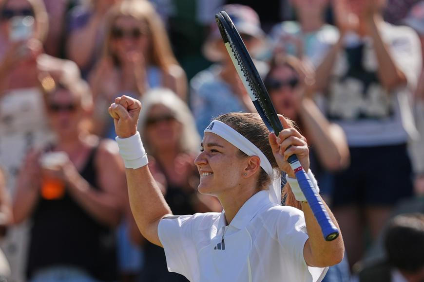 Přežila kolaps, pak měla o krajanku starost. Muchová letí Wimbledonem i díky Navrátilové
