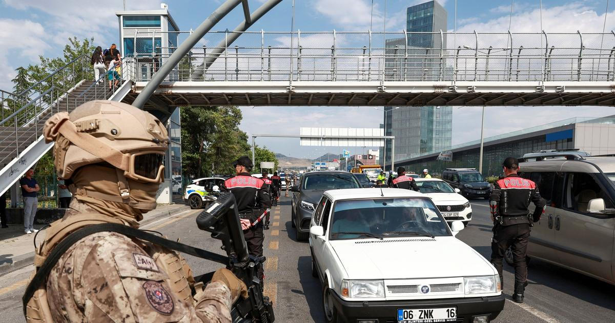 Vlna zatýkání v Ankaře. Policie před summitem NATO kontroluje město