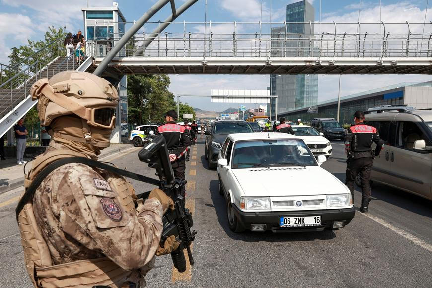 Vlna zatýkání v Ankaře. Policie před summitem NATO kontroluje město