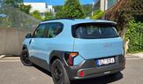 Na výběr jsou dvě velikosti baterie, do testu přijela menší 42,2kWh baterka ve spojení se 108kW elektromotorem vpředu. Auto velmi překvapilo nízkou spotřebou i dospělými jízdními vlastnostmi.