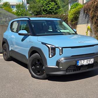 Kia na český trh uvedla malý elektromobil EV2, který konkuruje třeba Škodě Peaq. Sází na (v rámci segmentu) zajímavou cenu od 659 980 korun a velkou vnitřní variabilitu.