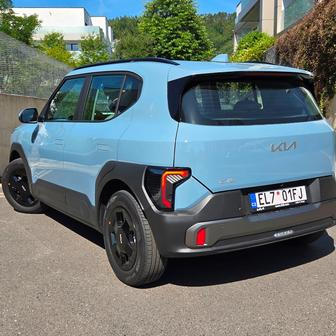 Na výběr jsou dvě velikosti baterie, do testu přijela menší 42,2kWh baterka ve spojení se 108kW elektromotorem vpředu. Auto velmi překvapilo nízkou spotřebou i dospělými jízdními vlastnostmi.